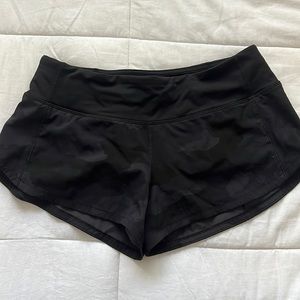 black camo lululemon speed up shorts, size 4 inseem 2.5